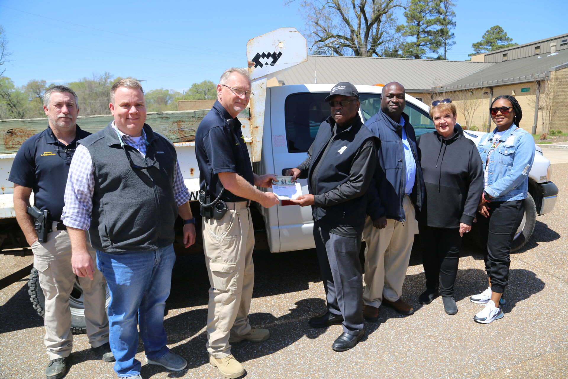 (PHOTO) Commissioner Simmons presents vehicle to Yazoo County Sheriff’s